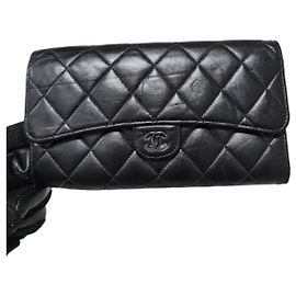 Carteira CHANEL Large Flap em pele de cordeiro acolchoada Preta Preto