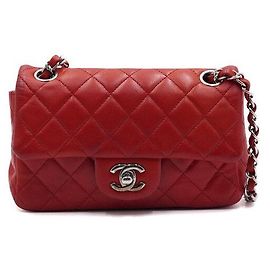 Chanel Bolsa de ombro e crossbody Mini Classic Flap em pele de cordeiro vermelha com corrente prateada Vermelho