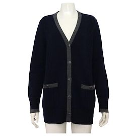 Chanel Marineblaues Bouclé-Strickjacke-Set mit Knöpfen und langem grauen Kaschmirrock Blau