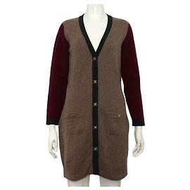 Chanel Cardigã longo de cashmere multicolorido para mulher com botão de logotipo CC dourado Multicor