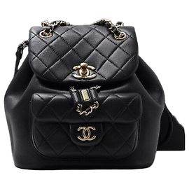 Chanel Kleiner gesteppter Kordelzug-Rucksack aus schwarzem Lammleder Schwarz