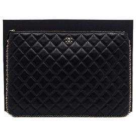 Chanel Grande clutch em pele de cordeiro preta com acabamento em corrente CC dourada Preto