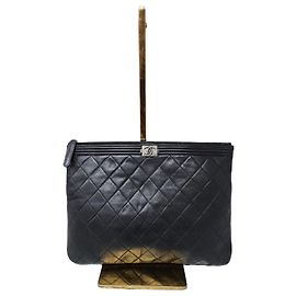 CHANEL Caviar Quilted Medium Boy Pochette Cosmetici Nera Nero
