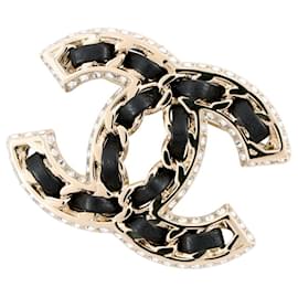 Spilla Chanel oro con strass e pelle D'oro