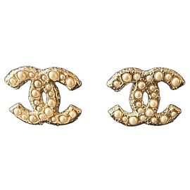 Brincos de botão Chanel CC com pérolas tom dourado Branco Dourado