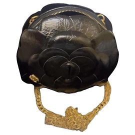 Bolso redondo Chanel Camellia en charol negro Negro