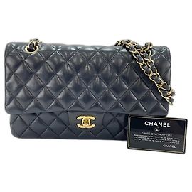 CHANEL Matelassé 25 Shoulder Bag Nero
