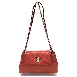 Bolsa de ombro com corrente em couro envernizado matelassé Chanel Rosa
