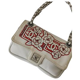 Chanel Bolsa Flap de tecido branco com camélia Branco Vermelho