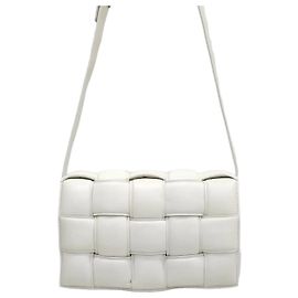 Bottega Veneta Nova bolsa transversal Cassette acolchoada Intrecciato branca Branco