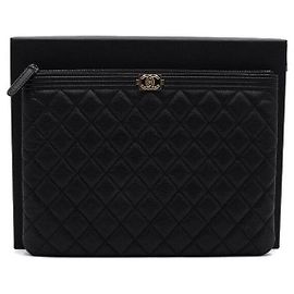 Chanel Black Caviar Medium Boy Clutch Bag Schwarz