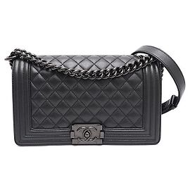 Chanel Bolsa Caviar Boy Medium Preta Corrente Prateada Bolsa de Ombro Transversal Preto