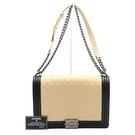 Chanel Bolsa de ombro Boy em pele de cordeiro bege e preta com corrente prateada, tamanho Medium Marrom