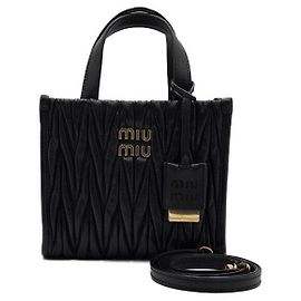 Miu Miu Sac cabas en cuir nappa matelassé noir avec logo doré Noir