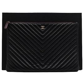 Chanel Pochette Large Chevron CC en Agneau Noir et Or Noir