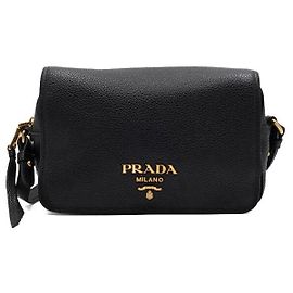 Prada Bolsa de ombro em couro preto com aba e logotipo dourado Preto