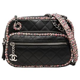 Bolsa Camera Chanel Black CC em tweed e lambskin matelassado com acabamento elegante e zíper frontal Preto