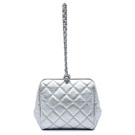 Chanel Abend-Handgelenk-Clutch aus silberfarbenem, gestepptem Lammleder Silber