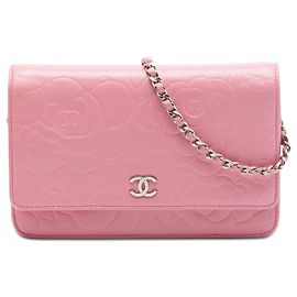 Carteira com corrente Chanel em couro de cordeiro com relevo CC rosa e camélia Rosa