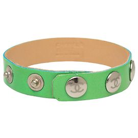 Pulseira Chanel Green CC em pele de vitela com tachas Verde Verde claro