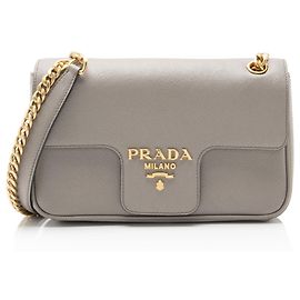 Bolsa de ombro com aba em Saffiano Prada Cinza