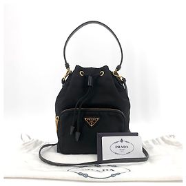 Prada Borsa a secchiello in Re-Nylon Pocono Nero