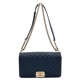 Chanel Borsa a Spalla Boy Chevron Blu Caviar Medium Flap con Catena Oro Blu
