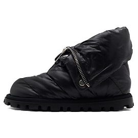Miu Miu Botas de cano curto femininas em nylon acolchoado preto com zíper frontal Preto