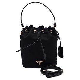 Prada Bolsa Bucket Mini Re-Edition em Re-Nylon preto com Logotipo Triangle Preto