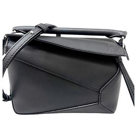 Bolsa de ombro mini Loewe Puzzle em pele de vitela preta Preto