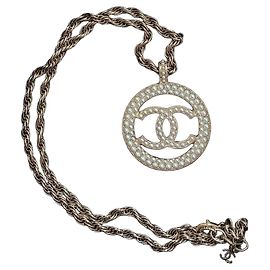 Colar Chanel Logo CC com Pérolas Douradas Dourado