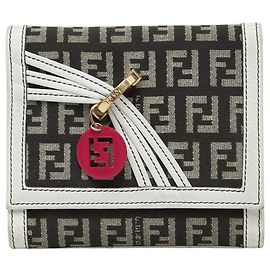 Cartera tríptico Fendi Zucchino Logo Charm Castaño Blanco