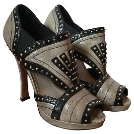 Sandales Prada cloutées T.37,5 Beige