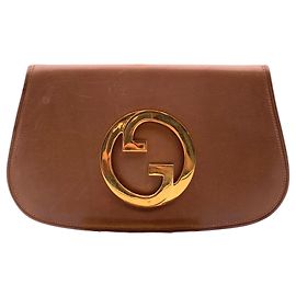 Gucci Clutch Blondie oversized em couro vintage cor tan com logotipo GG dourado Camelo