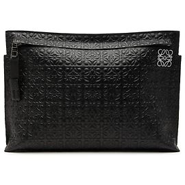 LOEWE Repeat T Clutch aus schwarzem Leder mit geprägtem Anagramm Schwarz