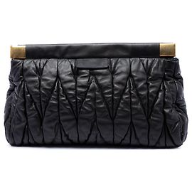 Clutch de nappa matelassé negro con cierre de marco Miu Miu Negro