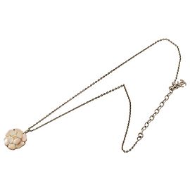 Colar com pingente Camellia em latão prateado e madrepérola Chanel Prata