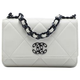 Chanel 19 Wallet On Chain aus weißem gestepptem Lammleder Weiß