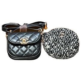 Mini bolsa Chanel flap em couro matelassê preto com conjunto de pochette em tweed Preto Branco Multicor
