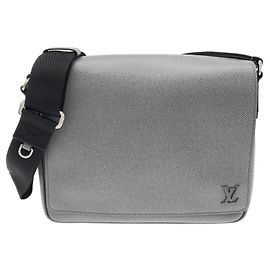 Louis Vuitton Taiga District PM M30851 Schultertasche Andere