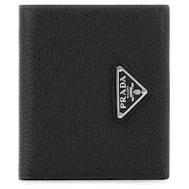 Prada Cartera compacta triangular de cuero Negro