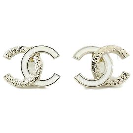 Orecchini a lobo Chanel ABG904 Oro e Bianco Bianco D'oro