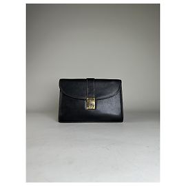 Clutch Vintage Givenchy em Couro Preto com Fecho Dourado Preto