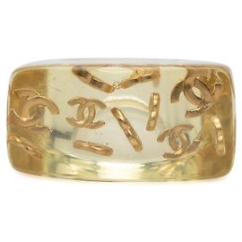 Anello Chanel CC in acrilico e logo placcato oro D'oro