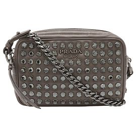 Bolsa de câmera Diagramme em couro de bezerro macio com tachas marrom Prada Marrom