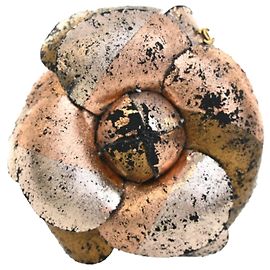 Broche Camélia en toile métallique CC Chanel rose Rose
