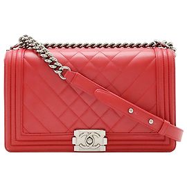 Bolsa transversal Chanel Medium Boy Flap em pele de cordeiro matelassada Chevron e Diamond vermelha Vermelho