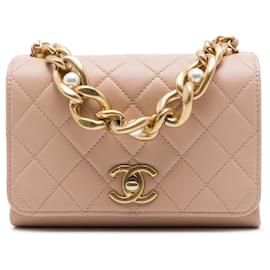 Borsa Chanel Mini Boy in pelle di vitello trapuntata color Tan con catena di perle Cammello