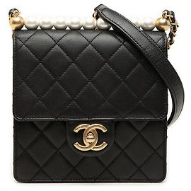 Borsa a tracolla Chanel Chic Pearls piccola in agnello nero Nero