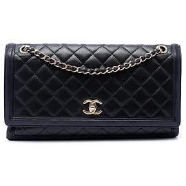 Bolsa de Ombro Chanel Jumbo em pele de cordeiro acolchoada preta com aba e 3 compartimentos Preto